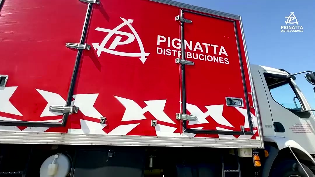 Camión de la flota propia de Pignatta Distribuciones