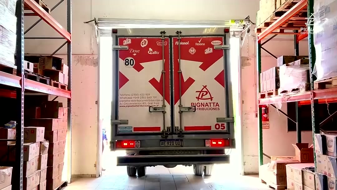 Camión de Pignatta Distribuciones ingresando al depósito