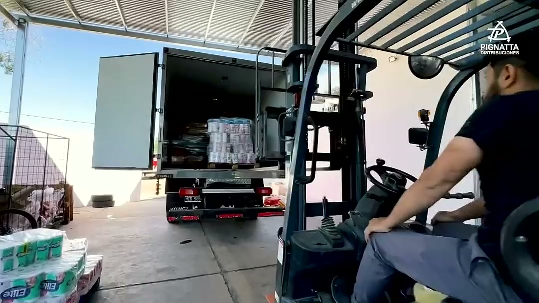 Carga de un camión de reparto en Pignatta Distribuciones
